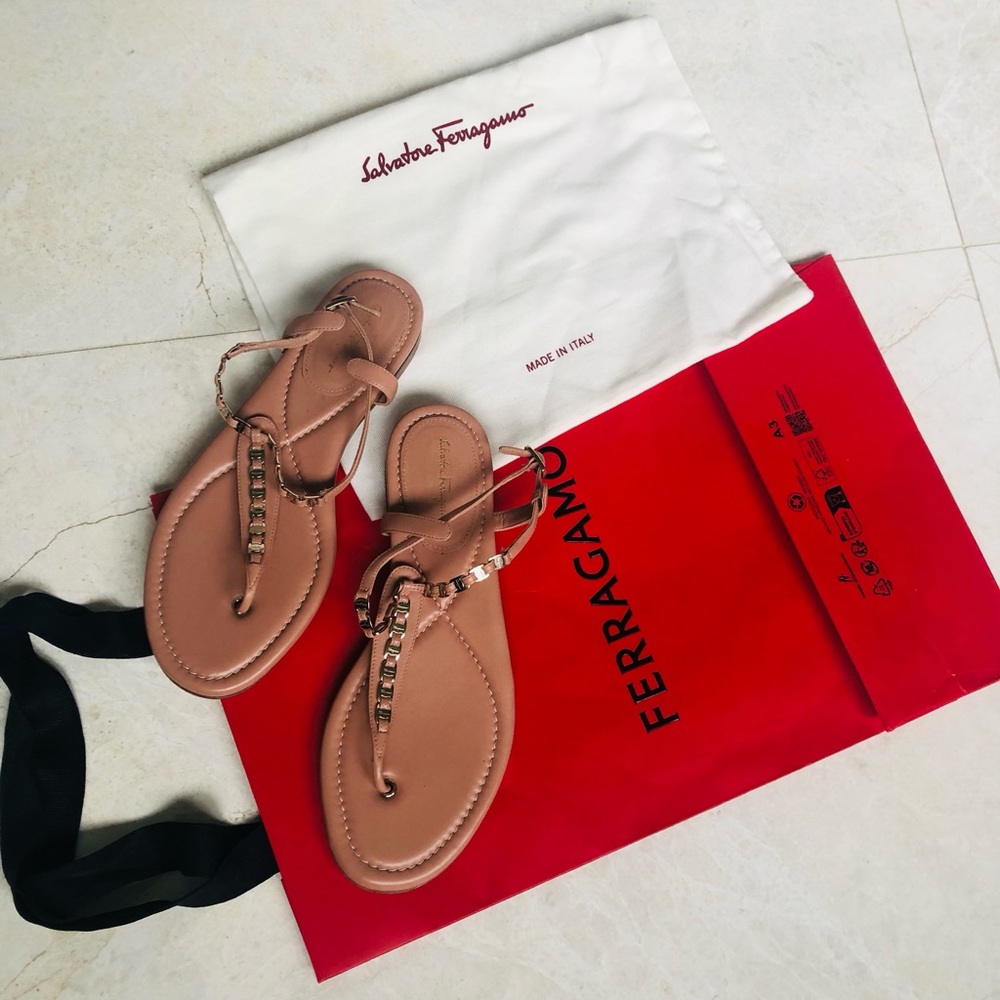 Salvatore Ferragamo Tahiti Blush Pink Leather Sandals with Gold Chain Detail - Picture 11 of 12